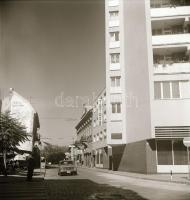 1974 és 1976 Kecskeméti városképek, régi és új épületek, városfejlesztési kordokumentumok, látképek, 23 db vintage negatív, a tároló tasakon feliratozva, 6x6 cm