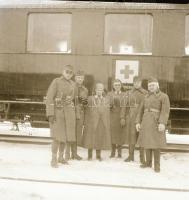 Thöresz Dezső (1902-1963) békéscsabai gyógyszerész és fotóművész szolgálatot teljesített egy sebesültszállító vonaton Bp. és Kijev között, és elkísérte a 2. magyar hadsereg kivonulását is a Don-kanyarhoz. Hagyatékában fennmaradtak az általa készített felvételek. Ebben a tételben 13 db vintage negatív szerepel, 6x6 cm