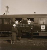 Thöresz Dezső (1902-1963) békéscsabai gyógyszerész és fotóművész szolgálatot teljesített egy sebesül...