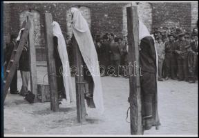 1945 Budapest, háborús bűnösök nyilvános kivégzése a börtön udvarán, 8 db vintage negatívról készült...