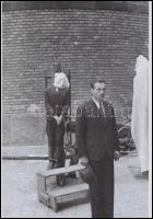 1945 Budapest, háborús bűnösök nyilvános kivégzése a börtön udvarán, 8 db vintage negatívról készült...