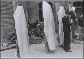 1945 Budapest, háborús bűnösök nyilvános kivégzése a börtön udvarán, 8 db vintage negatívról készült...