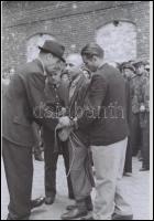 1945 Budapest, háborús bűnösök nyilvános kivégzése a börtön udvarán, 8 db vintage negatívról készült...