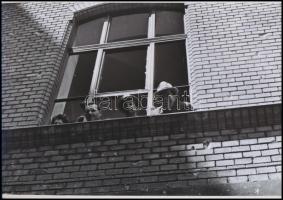 1945 Budapest, háborús bűnösök nyilvános kivégzése a börtön udvarán, 8 db vintage negatívról készült...