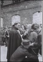 1945 Budapest, háborús bűnösök nyilvános kivégzése a börtön udvarán, 8 db vintage negatívról készült...