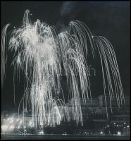 cca 1968 Képi párhuzamok, 2 db feliratozott, pecséttel jelzett, vintage fotó Botta Dénes (1921-2010) budapesti fotóművész hagyatékából (villám + tűzijáték), 18,5x17,5 cm