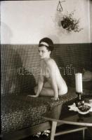 cca 1972 Örök játék, szolidan erotikus felvételek, 31 db vintage negatív, 24x36 mm