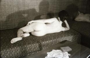 cca 1972 Örök játék, szolidan erotikus felvételek, 31 db vintage negatív, 24x36 mm