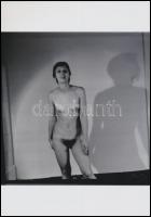 cca 1983 Vegyes merítés a régi, szolidan erotikus felvételek közül, 7 db vintage negatív + 8 db vintage fotó és/vagy mai nagyítás, 6x6 cm és 25x18 cm között