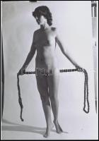 cca 1980 A nőket minden öltözteti: cipőfűző, kötél vagy bunda, szolidan erotikus felvételek, 7 db vi...