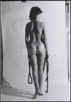 cca 1980 A nőket minden öltözteti: cipőfűző, kötél vagy bunda, szolidan erotikus felvételek, 7 db vi...