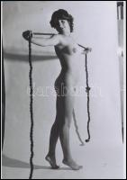 cca 1980 A nőket minden öltözteti: cipőfűző, kötél vagy bunda, szolidan erotikus felvételek, 7 db vi...