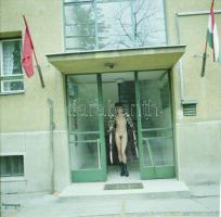 cca 1980 A nőket minden öltözteti: cipőfűző, kötél vagy bunda, szolidan erotikus felvételek, 7 db vi...