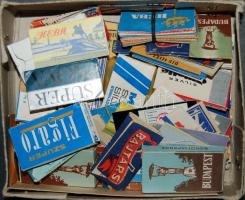 cca 1950-1980 Magyar borotvapenge-címke gyűjtemény dobozban