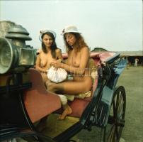 cca 1989 Hintóval kettecskén, szolidan erotikus felvételek, 6 db vintage negatív, 6x6 cm