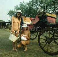 cca 1989 Hintóval kettecskén, szolidan erotikus felvételek, 6 db vintage negatív, 6x6 cm