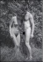 cca 1981 Természetimádók, szolidan erotikus felvételek, 9 db vintage negatív + 11 db vintage fotó és...