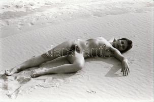 cca 1973 Mutiba készültek, szolidan erotikus felvételek, 29 db vintage negatív, 24x36 mm