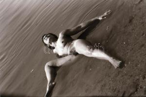 cca 1978 Modellképző gyakorlatok, szolidan erotikus felvételek, 8 db vintage fotó és/vagy mai nagyít...