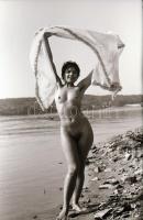 cca 1978 Modellképző gyakorlatok, szolidan erotikus felvételek, 8 db vintage fotó és/vagy mai nagyít...