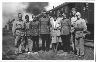 40 db RÉGI magyar és történelmi magyar városképes lap, köztük fotólapok, katonai lapok, vegyes minős...