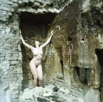 cca 1987 Régi kastély mai látogatói, szolidan erotikus felvételek, 9 db vintage negatív, 6x6 cm