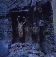 cca 1987 Régi kastély mai látogatói, szolidan erotikus felvételek, 9 db vintage negatív, 6x6 cm