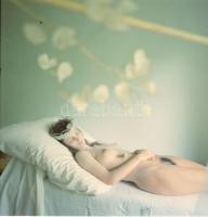 cca 1986 Lakótelepi lakásban és hadgyakorlaton, szolidan erotikus felvételek, 6 db vintage negatív +...