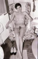 Különféle időpontokban és helyszíneken készült, szolidan erotikus felvételek, 32 db vintage negatív,...