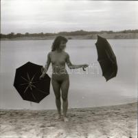 cca 1982 Napernyős gyakorlatok, szolidan erotikus felvételek, 9 db vintage negatív, 6x6 cm