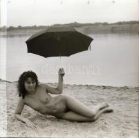 cca 1982 Napernyős gyakorlatok, szolidan erotikus felvételek, 9 db vintage negatív, 6x6 cm