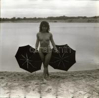 cca 1982 Napernyős gyakorlatok, szolidan erotikus felvételek, 9 db vintage negatív, 6x6 cm