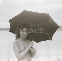 cca 1982 Napernyős gyakorlatok, szolidan erotikus felvételek, 9 db vintage negatív, 6x6 cm