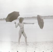 cca 1982 Napernyős gyakorlatok, szolidan erotikus felvételek, 9 db vintage negatív, 6x6 cm