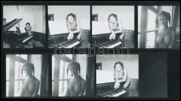 cca 1986 Különóra zongorával, szolidan erotikus felvételek, 26 db vintage fotó, 6x6 cm