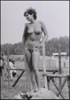 cca 1979 Akt fotózások, szolidan erotikus felvételek, 8 db vintage fotó és/vagy mai nagyítás + 8 db ...