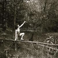 cca 1979 Akt fotózások, szolidan erotikus felvételek, 8 db vintage fotó és/vagy mai nagyítás + 8 db ...