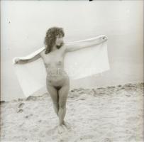 cca 1979 Akt fotózások, szolidan erotikus felvételek, 8 db vintage fotó és/vagy mai nagyítás + 8 db ...