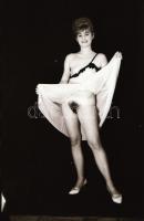 cca 1979 Kacéran és pucéran, szolidan erotikus felvételek, 15 db vintage fotó + 6 db vintage negatív...