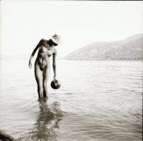 cca 1983 Felejthetetlen emlékek, szolidan erotikus felvételek, 8 db vintage fotó és/vagy mai nagyítá...