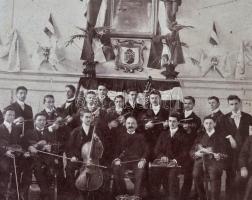 cca 1880 és 1940 között készült, 111 db régi, vintage fotó, többsége kartonra ragasztva, sok kép jel...