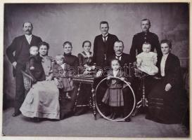 cca 1880 és 1940 között készült, 111 db régi, vintage fotó, többsége kartonra ragasztva, sok kép jel...