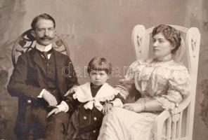 cca 1880 és 1940 között készült, 111 db régi, vintage fotó, többsége kartonra ragasztva, sok kép jel...