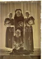 cca 1942 Tiszaföldvár, Király (?) fényképész külső és műtermi felvételei (családi ebéd, szüret, csop...