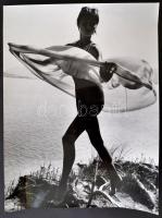 cca 1986 Menesdorfer Lajos (1941-2005) budapesti fotóművész hagyatékából, pecséttel jelzett, feliratozott, vintage fotóművészeti alkotás (Pajkos szellő), 40x30 cm