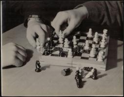 cca 1935 Pöltinger Gusztáv (?-?) soproni fotóművész hagyatékából jelzés nélküli, vintage fotóművészeti alkotás (Sakkozók) + egy oklevél, kép: 24,5x31 cm, oklevél: 35x25 cm