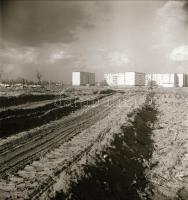 cca 1974-1977 között készült felvételek Kecskeméten, a Széchenyi városrész zöldmezős beruházása és kórház építés, várostörténeti felvételek, 34 db vintage negatív, feliratozva a tároló tasakokon, 6x6 cm