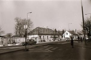 1984 Kecskemét régi utcái, házai és a város fejlődését bemutató új épületek, látképek, 61 db vintage negatív, feliratozva a tároló tasakokon, 24x36 mm