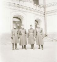 Thöresz Dezső (1902-1963) békéscsabai gyógyszerész és fotóművész szolgálatot teljesített egy sebesül...