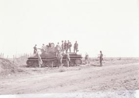 Thöresz Dezső (1902-1963) békéscsabai gyógyszerész és fotóművész szolgálatot teljesített egy sebesül...